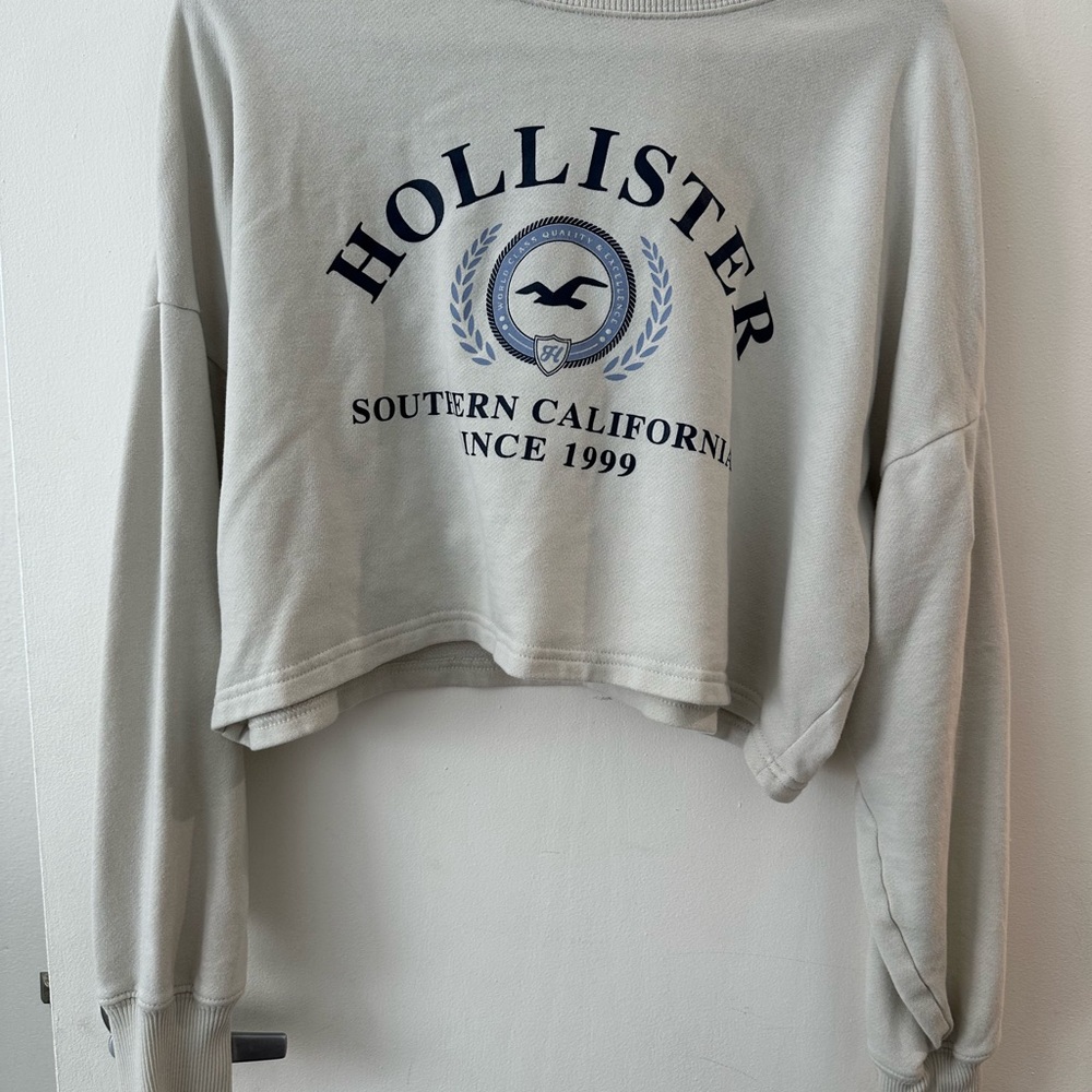 Hollister Women's Gray Cropped Logo Sweater